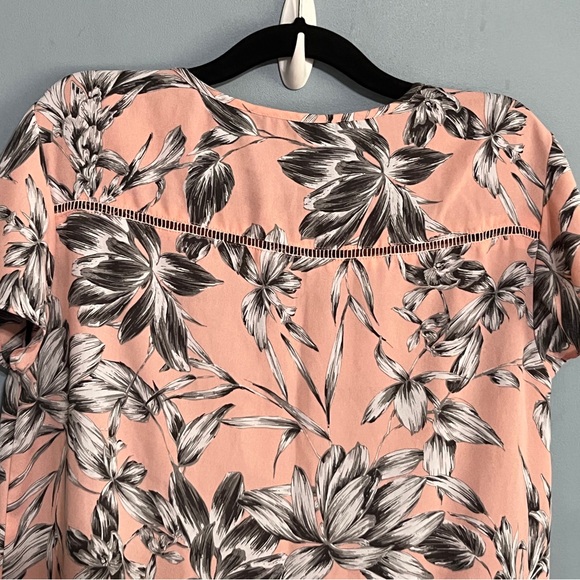 SELLING BANANA REPUBLIC TOP FLORAL COLOR SHORT SLEEVE SIZE BIG SMALL PRE- OWNED - Picture 4 of 12